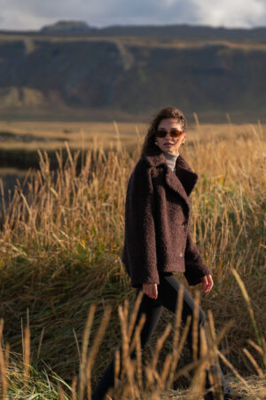 Czekoladowa wełniana kurtka z kołnierzem zapinanym pod szyję. Czekoladowy brąz. Wełna dziewicza.