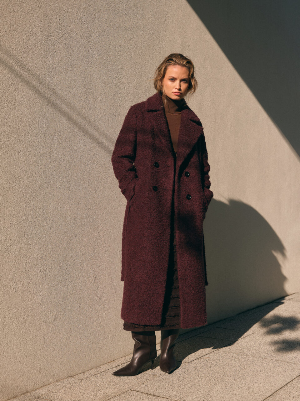 Czekoladowy długi płaszcz zimowy ocieplany. Ekskluzywne płaszcze polskie szyte ręcznie w sposób przyjazny dla środowiska.