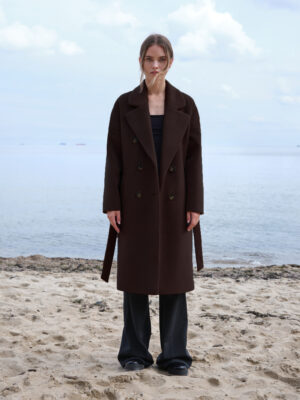 Czekoladowy płaszcz o luźnym kroju z obniżoną linią ramion. Wiązany. Nowoczesny i klasyczny.