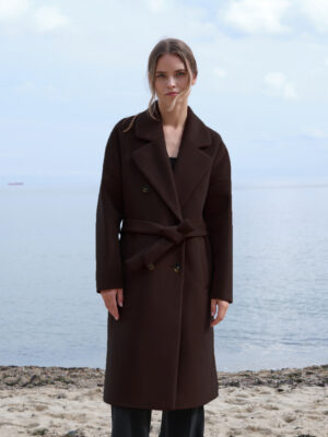 Czekoladowy płaszcz o luźnym kroju z obniżoną linią ramion. Wiązany. Nowoczesny i klasyczny.