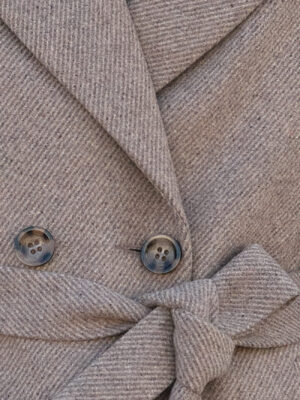 Diagonal beżowo-szary - dwie skręcone skośnie nitki tworzące unikatowy deseń. Przypomina melanż.