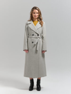 Długi płaszcz damski z wełnianego tweedu w jasnoszarym odcieniu wpadajacym w biel. Dopasowany krój z dwoma rozporkami.