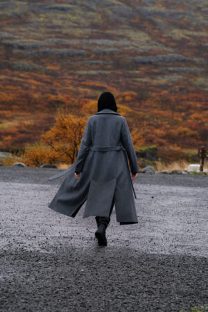 Długi płaszcz damski ocieplany z wełny i kaszmiru w grafitowym melanżowym odcieniu. Wiązany. Ciepły.