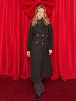 Długi zimowy płaszcz z wełny dziewiczej w czekoladowo-czarną jodełkę. Dwa rozporki na tyle. Produkt premium.