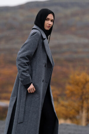 Długi płaszcz zimowy z wełny i kaszmiru w kolorze grafitowym.