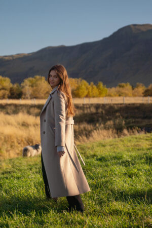 Wełniany płaszcz zimowy ocieplany. Z rozporkiem z tyłu. Długośc maxi. Produkt premium.