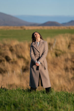 Długi wełniany płaszcz ocieplany. Klasyczny dopasowany krój, wiązany w pasie.