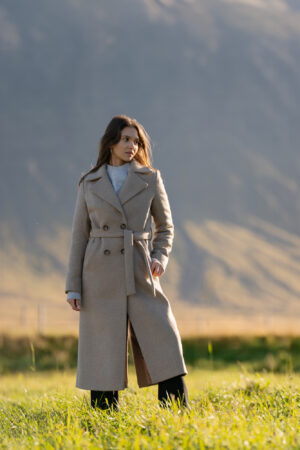 Długi wełniany płaszcz z rozporkiem w kolorze mokka melanż. Ciepły, stylowy i ponaczasowy.