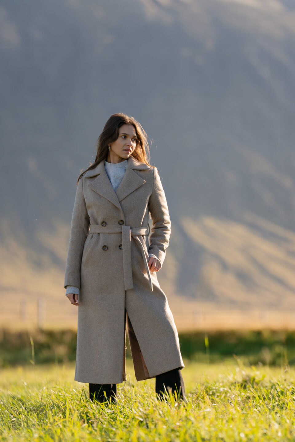 Długi wełniany płaszcz z rozporkiem w kolorze mokka melanż. Ciepły, stylowy i ponaczasowy.