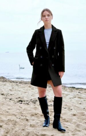 Dyplomatka płaszcz zimowy zapinany na ręcznie przyszywane guziki. Klasyczny krój. Czarny kolor.