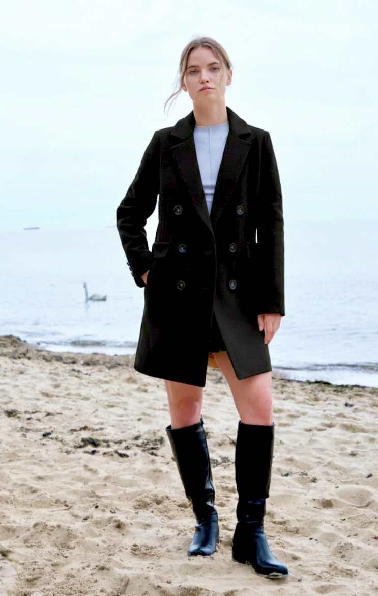 Dyplomatka płaszcz zimowy zapinany na ręcznie przyszywane guziki. Klasyczny krój. Czarny kolor.