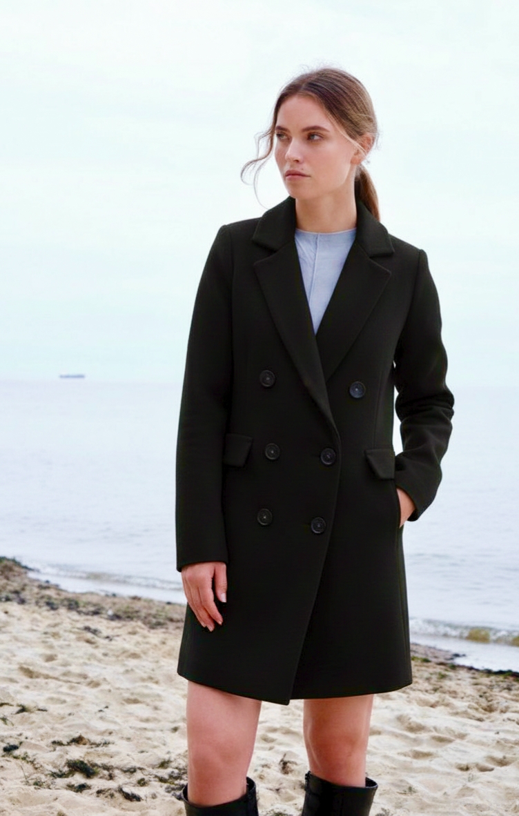 Dyplomatka dwurzędowa zapinana na guziki. Długość do połowy uda. Wełna.