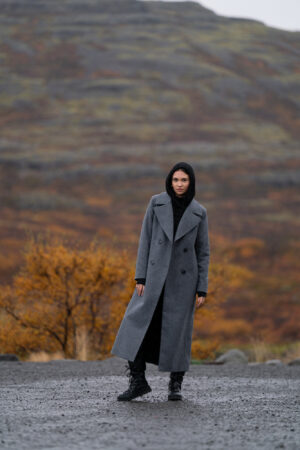 Melanżowy długi płaszcz zimowy z dwoma rozporkami na tyle. Ocieplany. Wiązany.