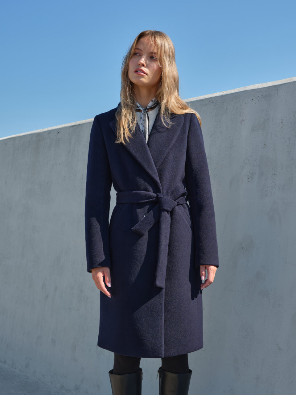 Granatowy zimowy płaszcz w minimalistycznym stylu. Ocieplany i wygodny.