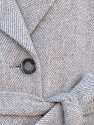 Jodełka popielato-beżowa łączy w sobie dwa uniwerslane kolory tworząc delikatny deseń. Modny i funkcjonalny.