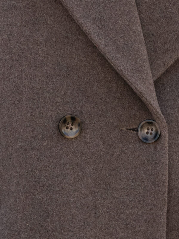 Kammienny brąz to naturalne połączenie dwóch bazowych kolorów brązu i szarości.