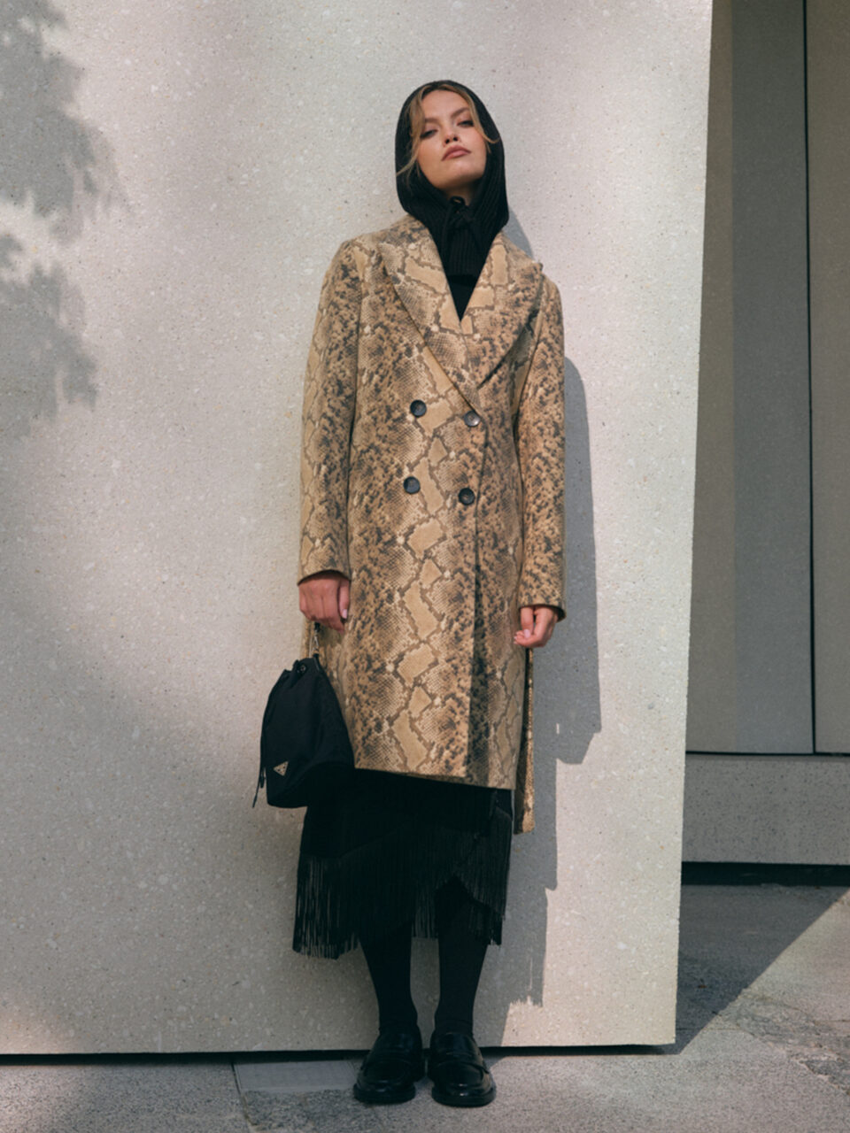 Klasyczny płaszcz damski z tkaniny z przewagą wełny w wężowy print. Ponadczasowy krój, szlachetna tkanina i unikatowy wzór.