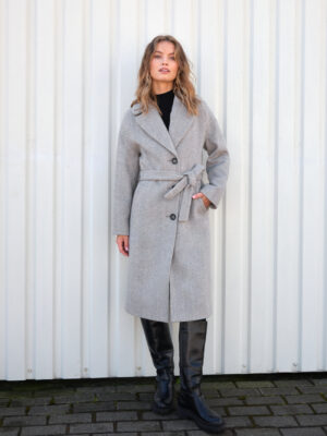 Lużny płaszcz zimowy w szaro-beżową jodełkę. Długość midi, raglanowy rękaw, wiązany. Ocieplany.