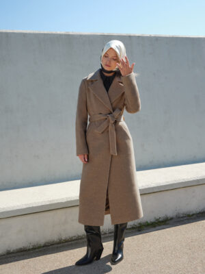 Długi wełniany płaszcz zimowy z rozporkiem, w najmodniejszym kolorze mokka.