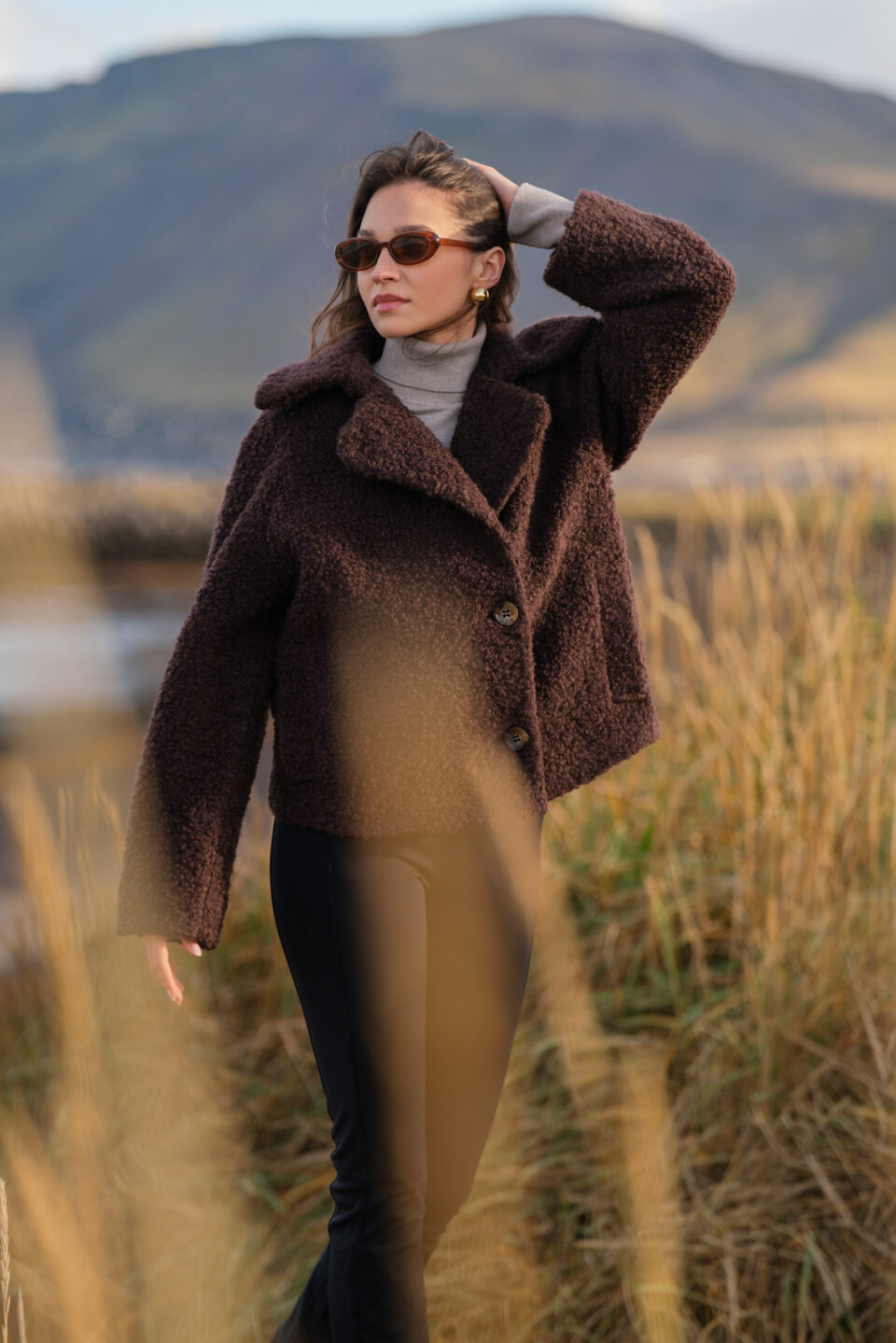 Kurtka damska typu oversize. Bomberka z wełny dziewiczej. Czekoladowy brąz.