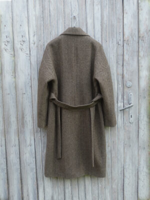 Brązowo-beżowa jodełka w zimowym płaszczu w stylu oversize. Limited edition.