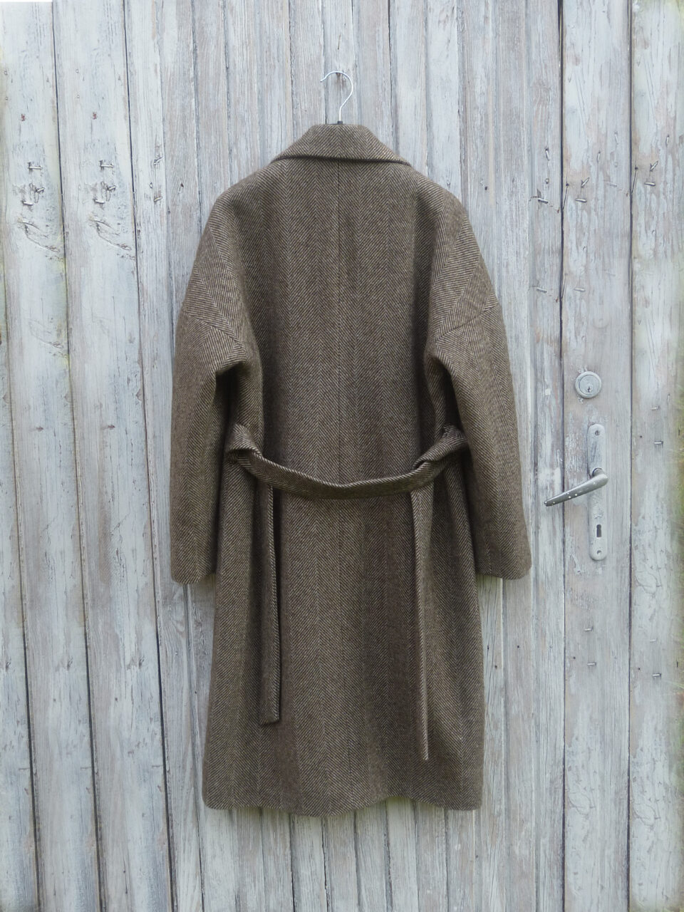 Brązowo-beżowa jodełka w zimowym płaszczu w stylu oversize. Limited edition.