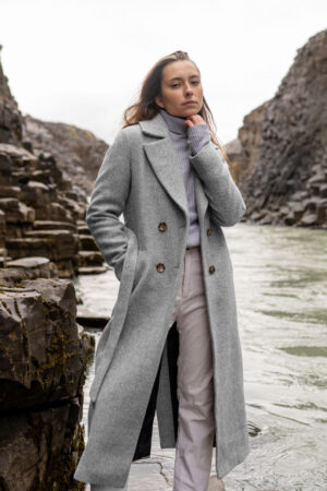 Płaszcz damski długi z wełny dziewiczej w jodełkę szaro-beżową. Ponadczasowy klasyk.