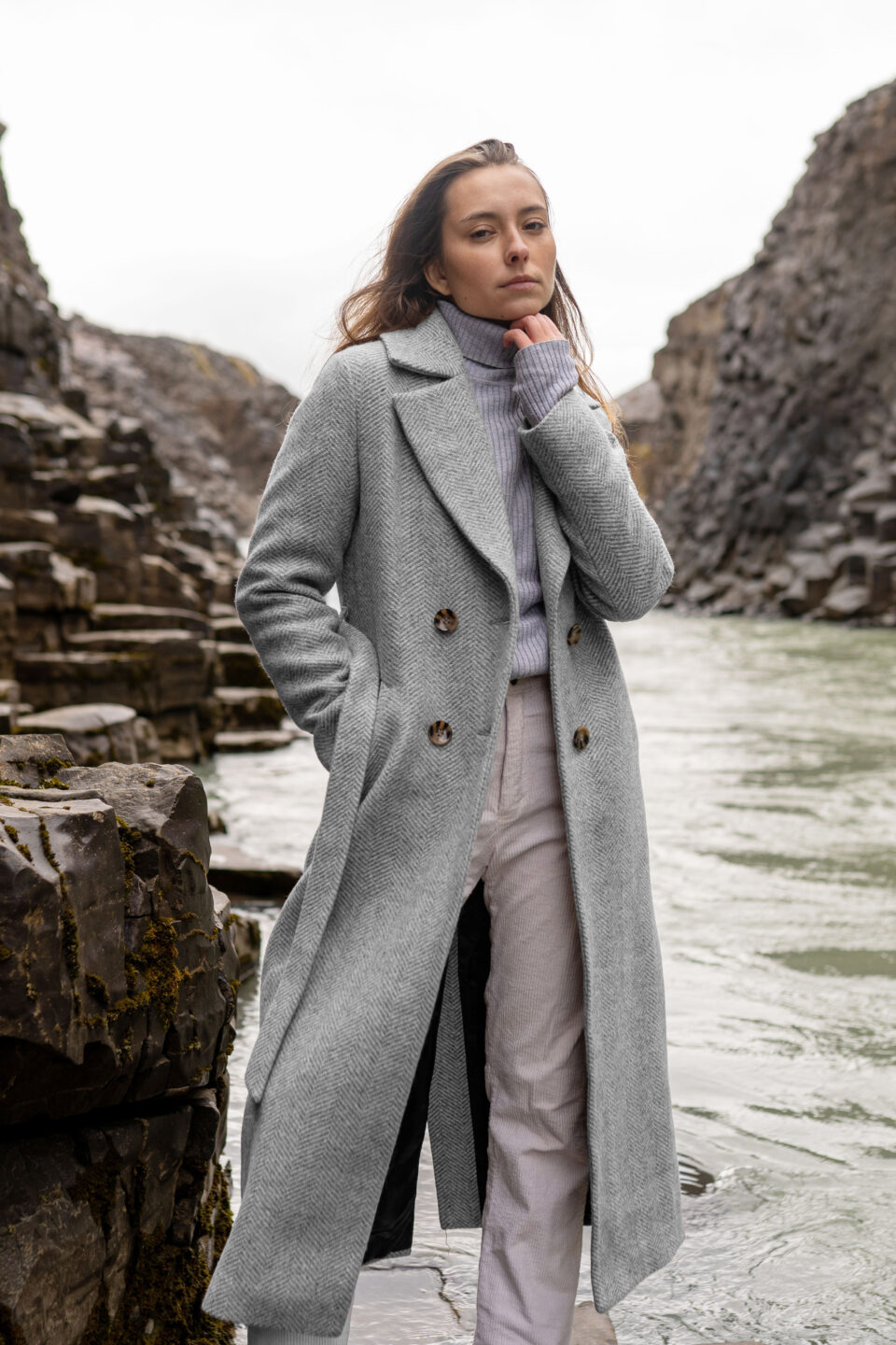 Płaszcz damski długi z wełny dziewiczej w jodełkę szaro-beżową. Ponadczasowy klasyk.