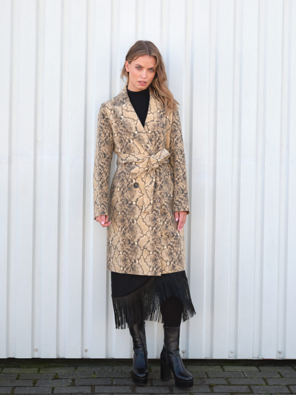 Płaszcz damski w wężowy wzór. Niebanalny print, miękki materiał z wełną i ponadczasowy krój. Polskie rzemiosło.