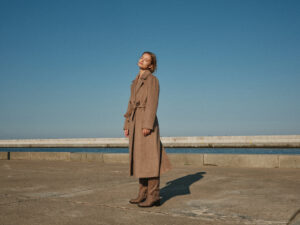 Płaszcze damskie szyte ręcznie w Polsce ze szlachetnych tkanin wełnianych. Jakość premium.