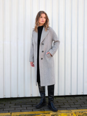 Płaszcz damski zimowy w nowoczesnym i swobodnym kroju z raglanowym rękawem. Jednorzędowy i wiązany paskiem. Miękka mieszanka wełny.
