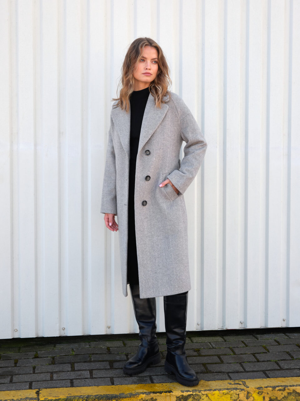 Płaszcz damski zimowy w nowoczesnym i swobodnym kroju z raglanowym rękawem. Jednorzędowy i wiązany paskiem. Miękka mieszanka wełny.