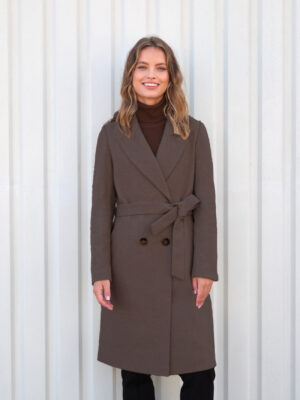 Zimowy płaszczyk do kolan. Wiązany. Ocieplany. Bazowy kolor - kamienny brąz.