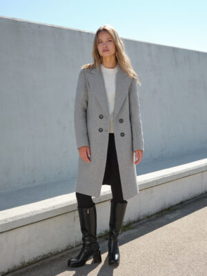 Szary taliowany płaszcz damski. Zapinany dwurzędowo i wiązany. Nowoczesny krój, bazowy kolor. Must have.