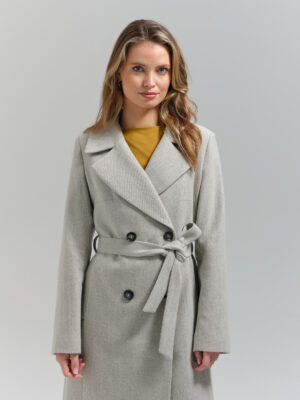 Długi płaszcz przejściowy o szlafrokowym kroju z dwoma rozporkami na tyle. Jasnoszary diagonal - skośnie ułożone włókna w dwóch odcieniach szarości.