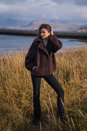 Wełniana kurtka damska w stylu oversize z raglanowymi rękawami. Produkt premium.