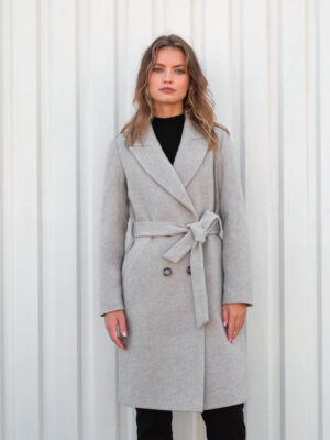 Wełniany płaszcz średniej długości w jodełkę. Dopasowany krój. Wiązany. Nowoczesna klasyka.