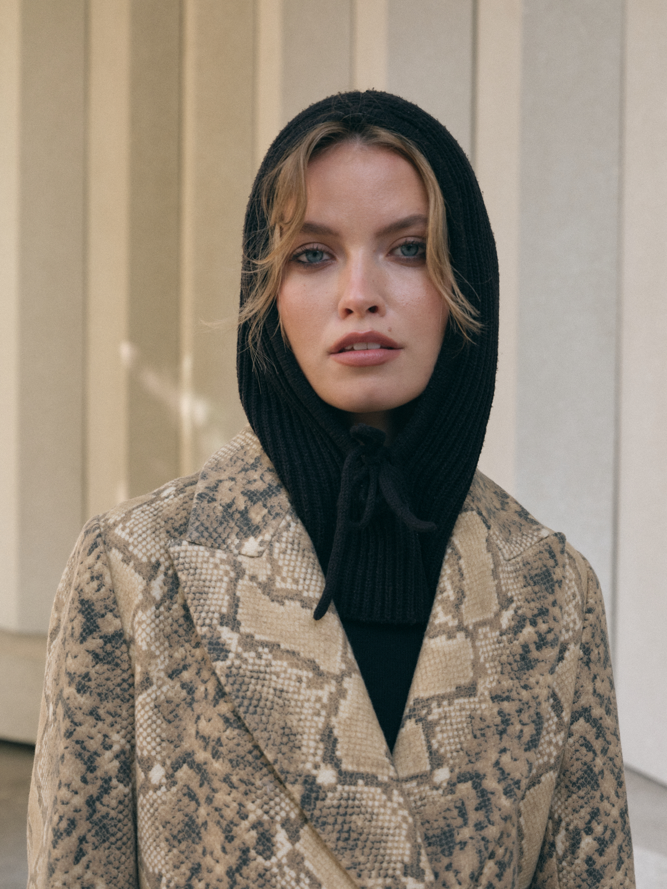 Unikatowe płaszcze damskie łączące klasykę z nowoczesnością. Naturalne włeniane materiały, dopracowane kroje i bazowe kolory. Jakość premium.