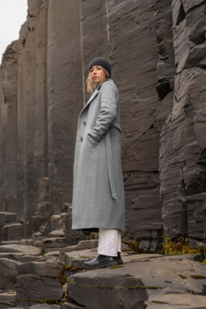 Zimowy długi płaszcz w szaro-beżową jodełkę. Miękki, ciepły i ponadczasowy długi płaszcz zimowy. Quiet Luxury.