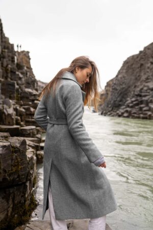 Zimowy długi płaszcz w jodełkę ocieplany. Szlachetna tkanina z wełny dziewiczej. Klasyczny krój. Must Have na zimę i jesień.