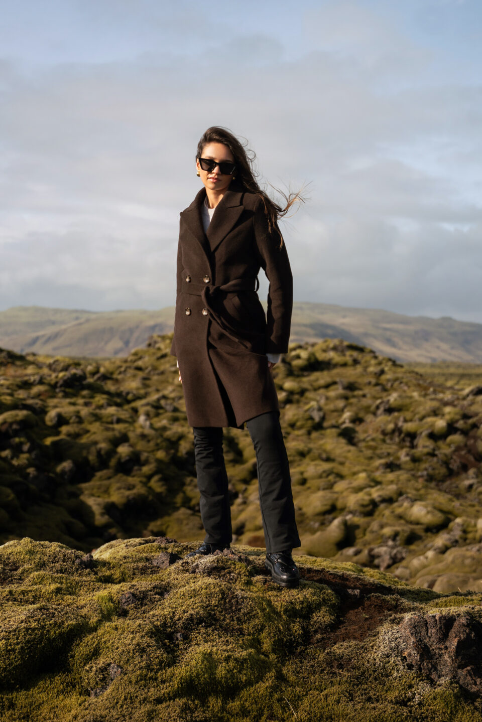 Czekoladowy krótszy płaszcz damski o dopasowanym kroju. Zapinany dwurzędowo i wiązany. Szykowny i ponadczasowy klasyk.