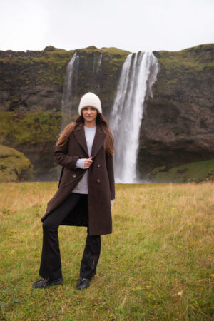 Czekoladowy płaszczyk zimowy z miękkiego materiału z przewagą wełny. Ocieplany. Długość w kolano. Dopasowany fason.