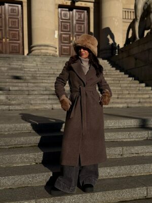 Zimowy długi płaszcz z czekoladowego diagonalu. Klasyczny krój w nowoczesnej odsłonie.