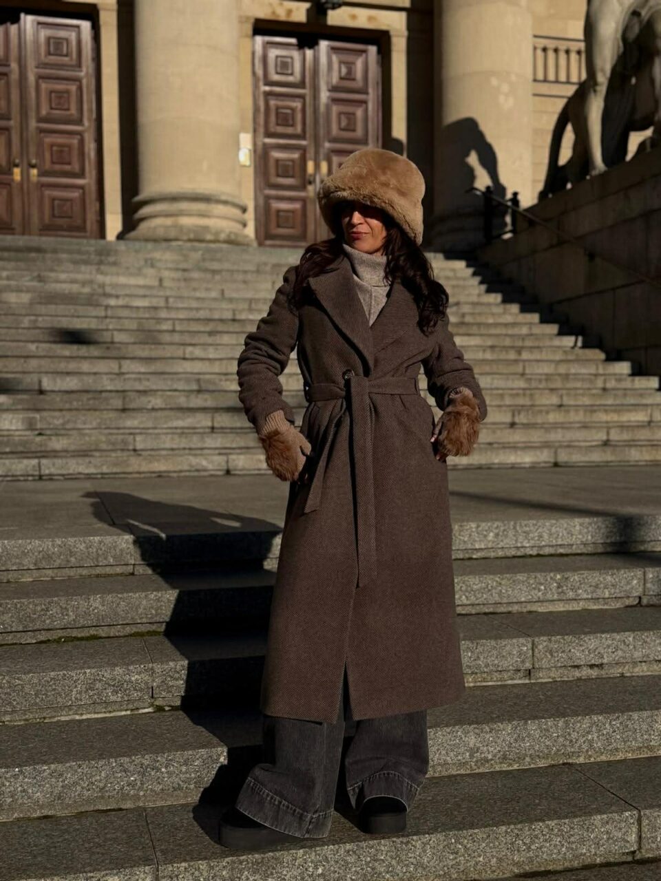 Zimowy długi płaszcz z czekoladowego diagonalu. Klasyczny krój w nowoczesnej odsłonie.