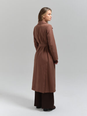 Długi klasyczny trencz damski z mieszanki bawełny. Minimalistyczny, bez zbędnych ozdób, ponadczasowy płaszcz na wiosnę i jesień.