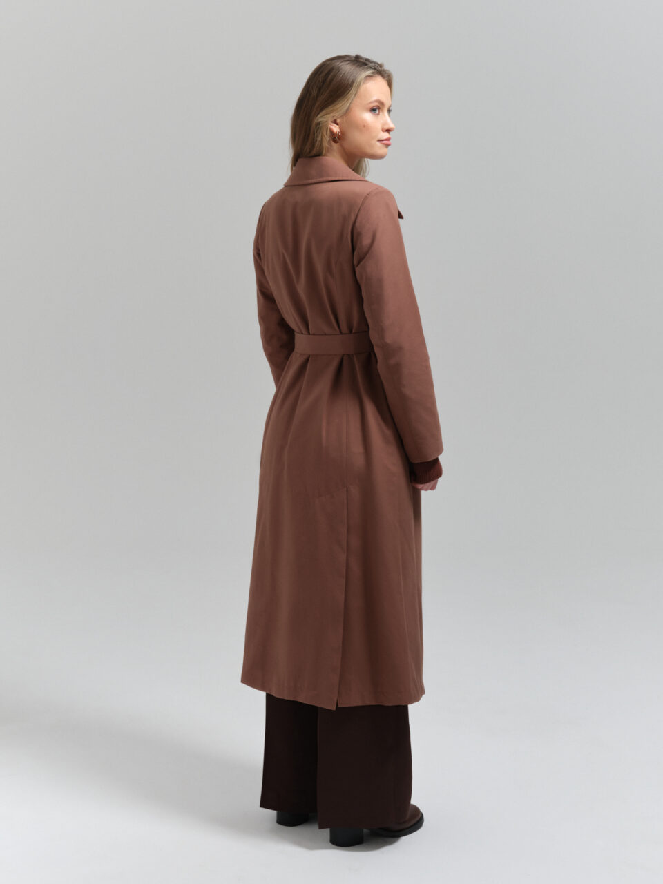 Długi klasyczny trencz damski z mieszanki bawełny. Minimalistyczny, bez zbędnych ozdób, ponadczasowy płaszcz na wiosnę i jesień.