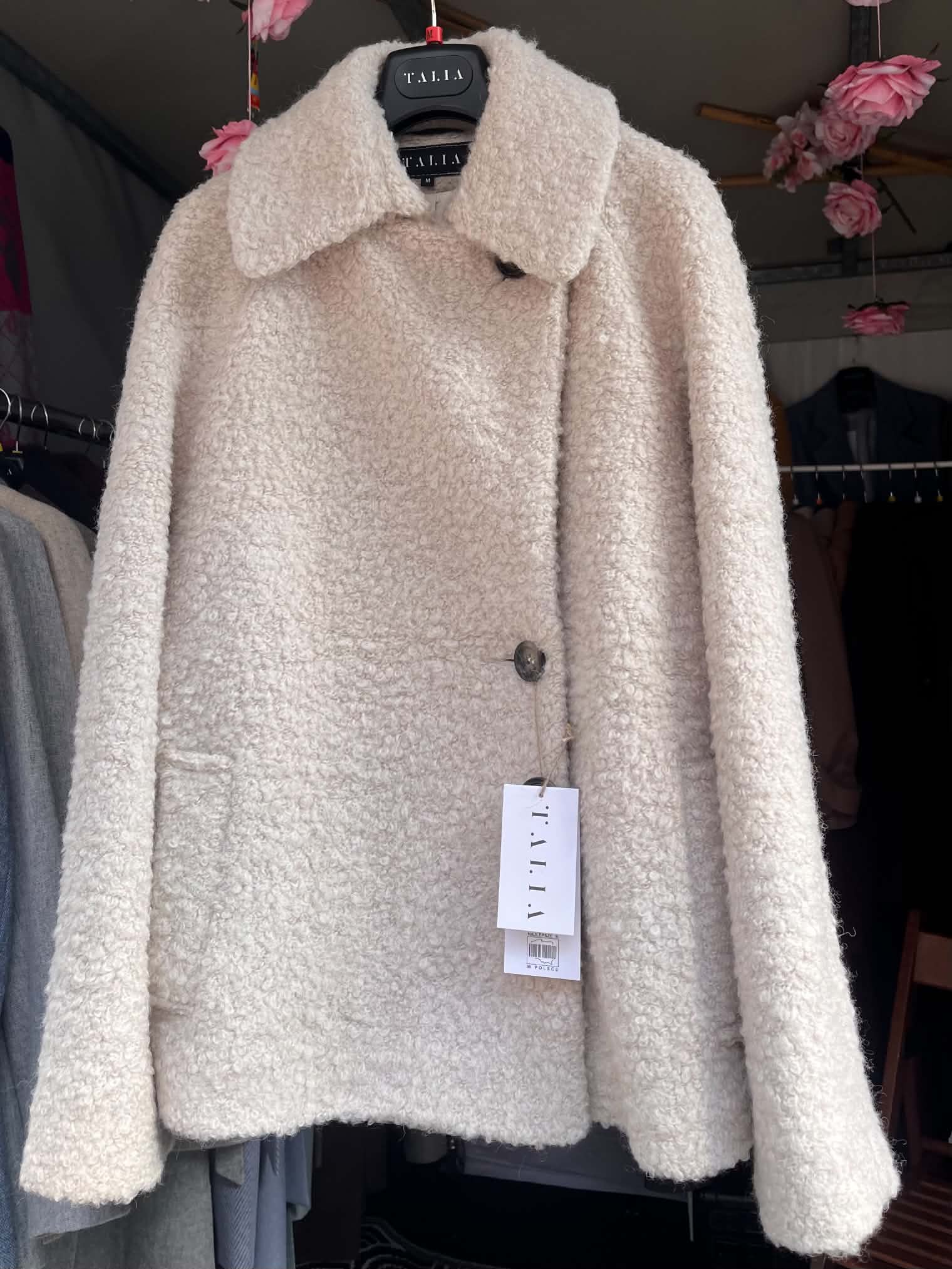 Kurta oversizowa w beżowym kolorze. Uszyta w Polsce w naszej rodzinnej pracowni. Miękka wełna boucle.