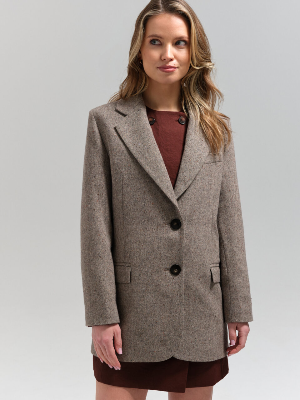 Blezer jednorzędowy wełniany w szaro-beżowym melanżu w stylu heritage. Ponadczasowa klasyka w nowoczesnym wydaniu. Jakość pierwsza.