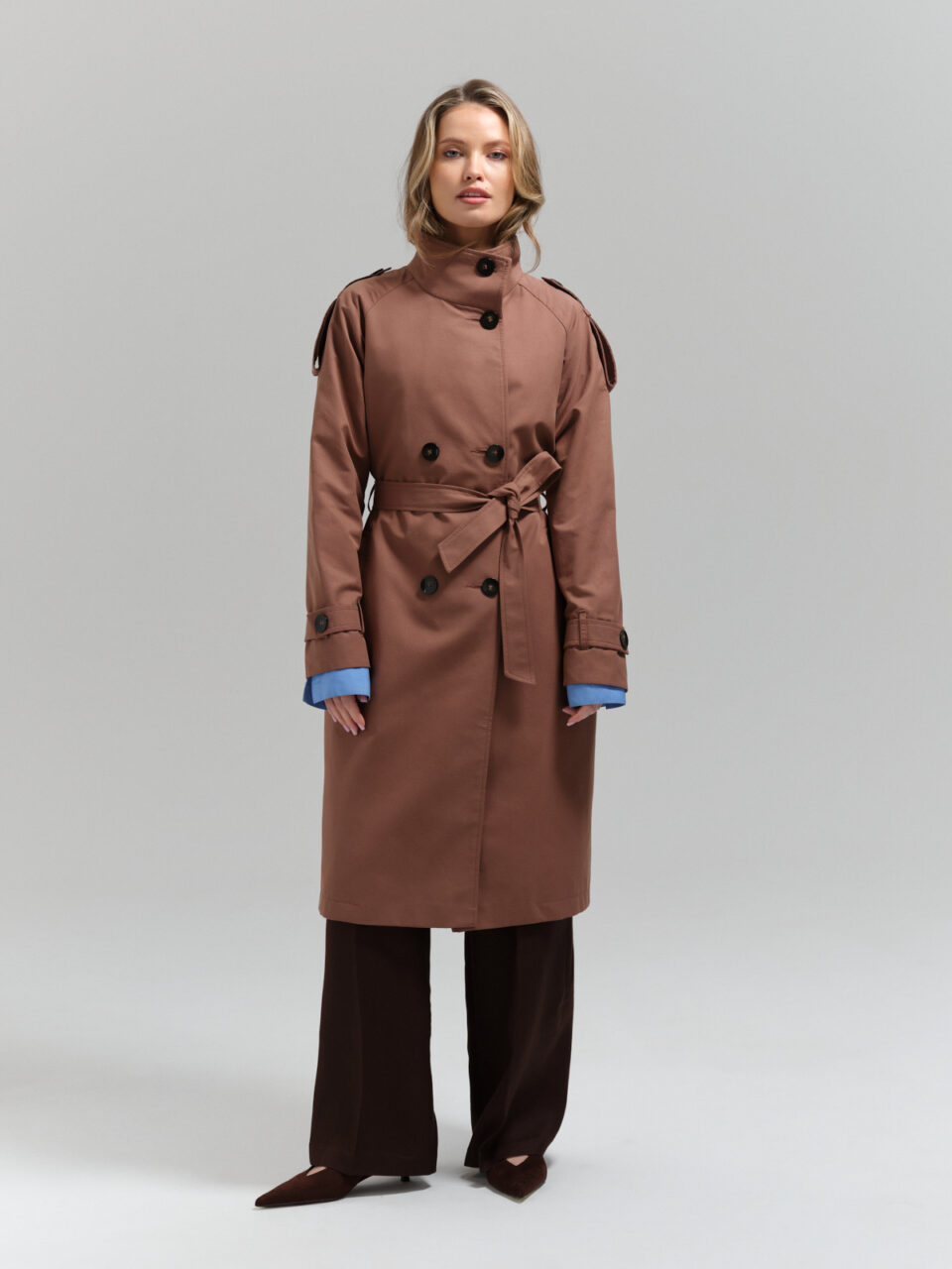 Czekoladowy trencz damski o luźnym kroju z wysokim kołnierzem. Styl oversize.