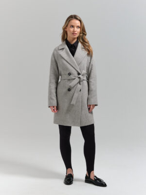 Szary płaszczyk przejściowy o minimalistycznym kroju i wygodnej długości do połowy uda. Szlachetny materiał. Jakość premium.